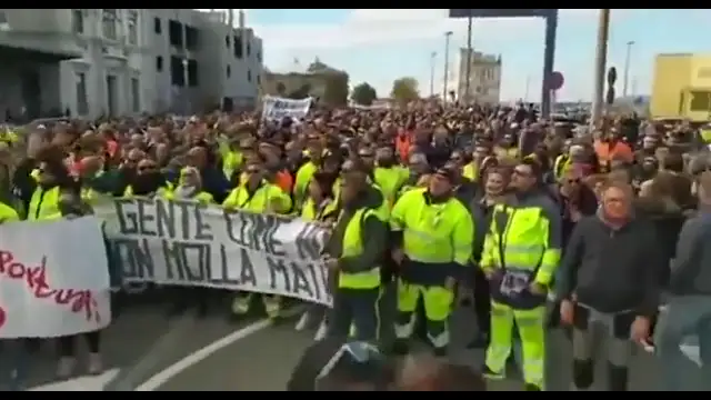 Italy Protesters Take Over Roads